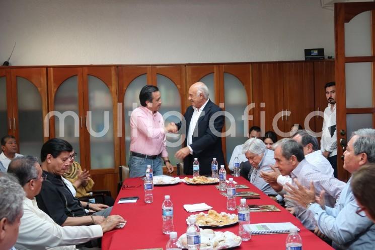 Entrevistado al reunirse con la dirigencia de Fesapauv, Cuitláhuac García aseguró que el problema económico del Instituto de Pensiones del Estado (IPE) va a sacarlo adelante, aunque reconoció que no será fácil pero buscará las alternativas para resolver el problema que finalmente podría recaer en los pensionados y jubilados.