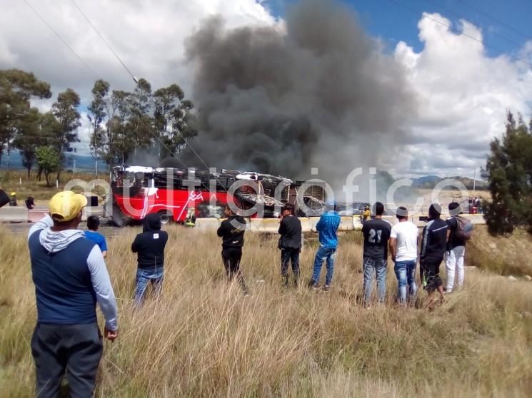 Un muerto, seis lesionados, un autobús calcinado, cuantiosos daños materiales y cierre de la circulación fue el saldo de un choque múltiple en el kilómetro 137+300 de la autopista Puebla-Córdoba, la tarde de este domingo.  