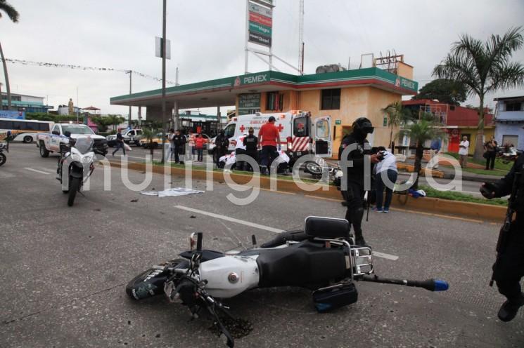 Un oficial de la Policía Estatal y un repartidor de tortillas resultaron lesionados, luego de que colisionaron cuando circulaban a bordo de sus respectivas motocicletas, sobre el bulevar Miguel Alemán y calle 21 de la colonia Benito Juárez, de Córdoba, Ver..