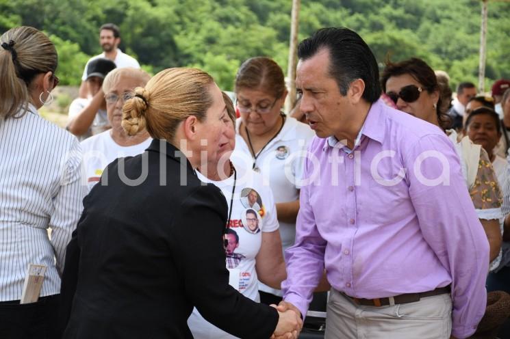 Durante una visita que realizó a la zona conocida como Colinas de Santa Fe, donde estuvo presente en una misa que se ofreció en el lugar, Cuitláhuac García acompañó a los familiares y a los colectivos que ahí se dieron cita para reiterar que durante su gobierno tendrán todo el apoyo para la búsqueda de sus familiares.  