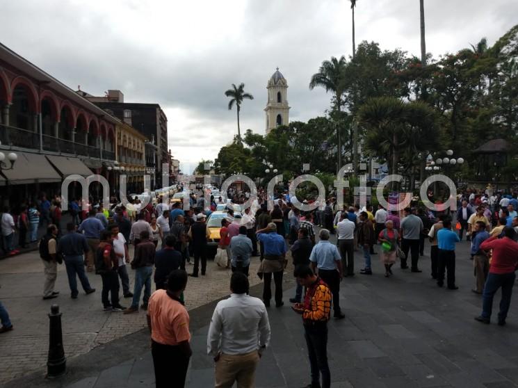 Este jueves taxista cumplieron su palabra y desde muy temprano se pudo apreciar su presencia en la explanada del parque 21 de Mayo, en Córdoba. 