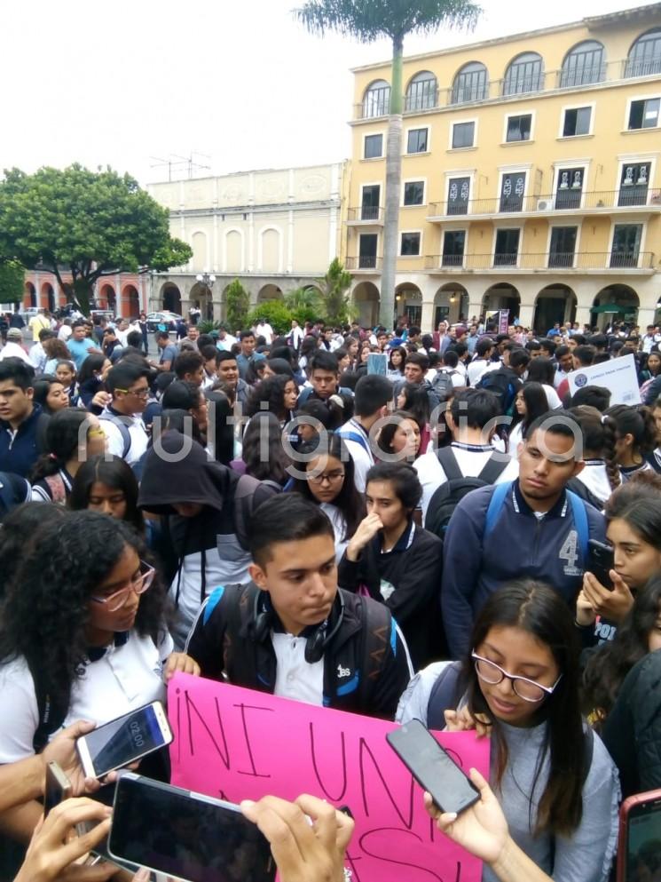 Estudiantes de la ESBAO se manifestaron este día en la explanada del parque 21 de Mayo, para exigir más seguridad, luego de que el pasado sábado uno de sus compañeros fuera asesinado. 