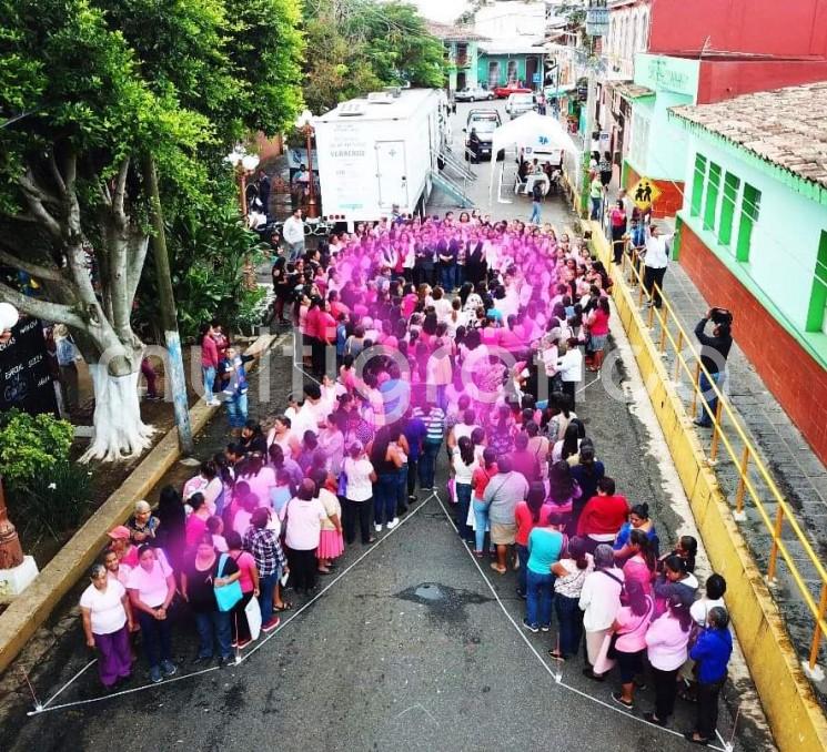 Este viernes 19 de octubre, el alcalde de Teocelo Mario Antonio Chama Díaz junto con la Síndica Zayra Martínez Andrade encabezaron el evento para conmemorar el día dedicado a la lucha contra el cáncer de mama, organizado por la presidenta del DIF municipal, Mara Chama Villa junto con el Instituto municipal de la mujer. 