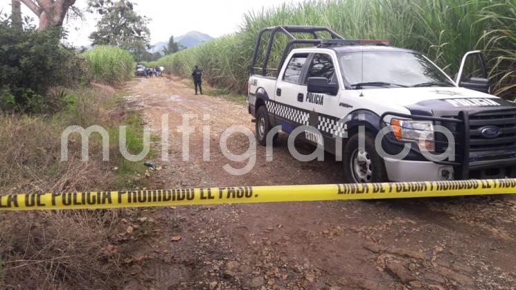  Con huellas de violencia e impactos de proyectil de arma de fuego, fueron localizados los cuerpos de tres personas del sexo masculino entre unos cañales ubicados en un camino de terracería del municipio de Fortín.