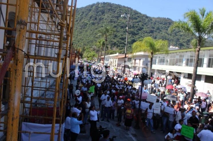 Miles de indignados, apoyaron la mañana de este lunes, la exigencia de justicia del profesor Román Pérez, de diferentes puntos de la región arribaron a Orizaba, para marchar y exigir alto a la prepotencia de la policía. 