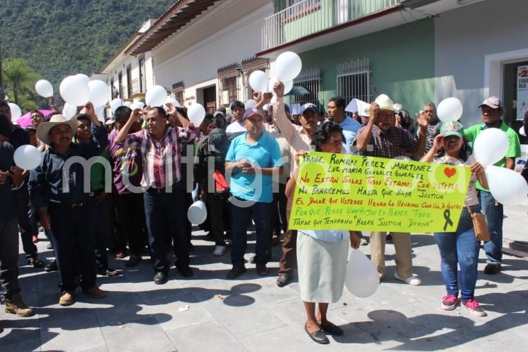 Miles de indignados, apoyaron la mañana de este lunes, la exigencia de justicia del profesor Román Pérez, de diferentes puntos de la región arribaron a Orizaba, para marchar y exigir alto a la prepotencia de la policía.