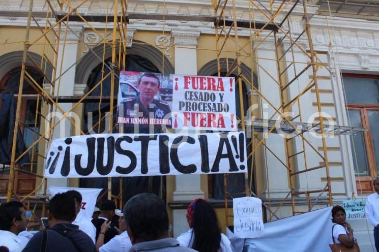 El abogado defensor de los profesionistas asesinados, Gustavo Cárdenas reveló que el presidente municipal de la ciudad de Orizaba Igor Fidel Rojí López ya firmó la renuncia de Juan Ramón Herebia Hernández, por lo que Ramón Herebia queda destituido del cargo como director de Gobernación Municipal.