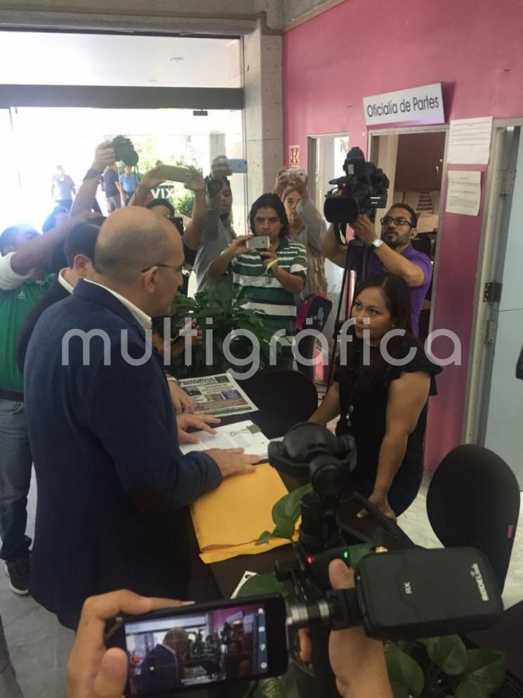 Esta mañana en el Congreso del Estado, la Organización Nacional Anticorrupción (ONEA) presentó una solicitud de Juicio Político contra el actual Fiscal General del Estado de Veracruz, Jorge Winckler Ortiz, en voz de su Director Ejecutivo, Iván Gidi Blanchet