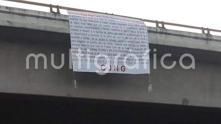 Mantas desmintiendo la versión del gobernador Miguel Ángel Yunes sobre el asesinato de la joven Valeria en Cd. Mendoza, aparecieron en la zona centro del estado este lunes. Mantas similares aparecieron el domingo en el norte del estado.