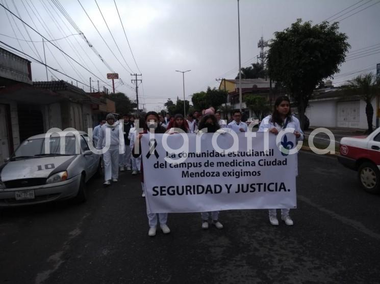 Unos 3 mil estudiantes, padres de familia y maestros marcharon desde la Vicerrectoría de la UV en Orizaba, en protesta  por el asesinato de Valeria Cruz Medel.