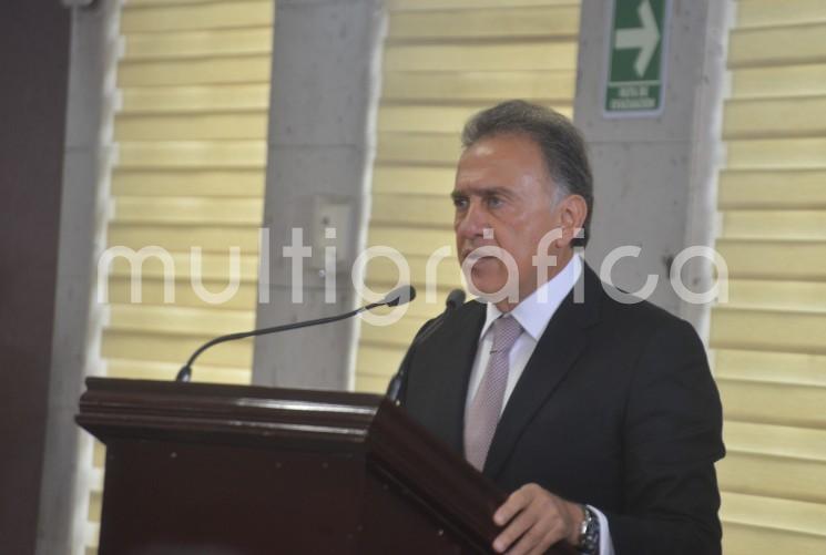  Al entregar su segundo y último informe de gobierno al congreso local, el gobernador Miguel Ángel Yunes Linares, aseveró que encabezó la administración de la transición que sacó a la pandilla más brutal que gobernó Veracruz y que serán los veracruzanos, el Congreso y la historia quienes habrán de juzgarlo.  