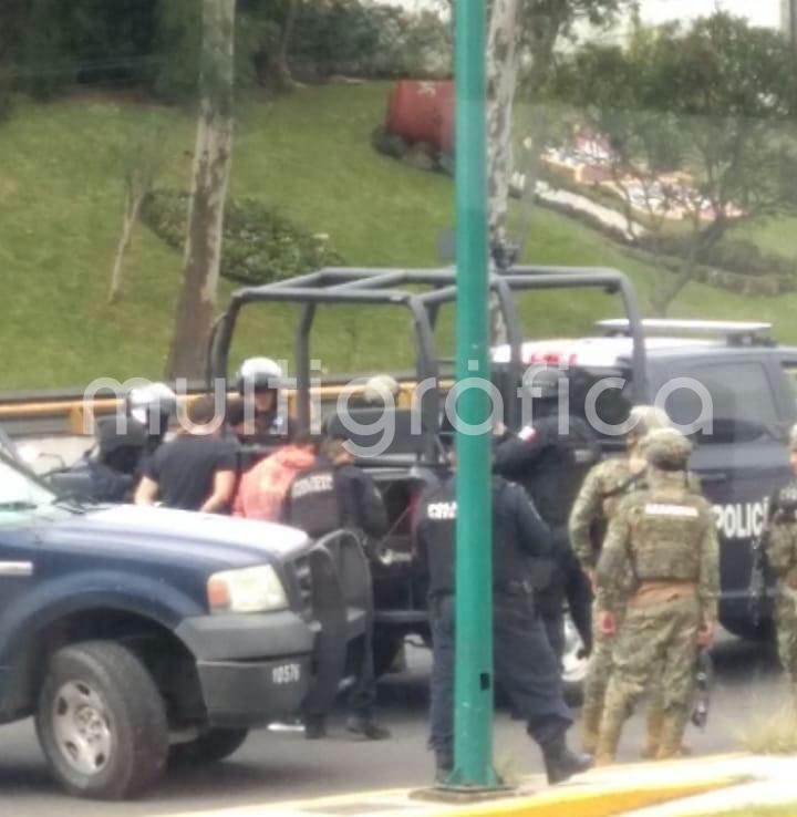 Tres sujetos armados fueron detenidos luego de que se registrara una presunta persecución en la avenida Lázaro Cárdenas alrededor del mediodía de este jueves.