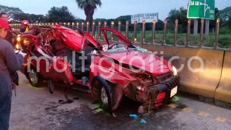 Sorpresiva muerte encontró un sacerdote, luego de que el vehiculo en el que viajaba se estrelló contra una pesada unidad, cuando circulaba a bordo de un automóvil, en el kilómetro 292 de la autopista Córdoba-Veracruz, un vicario resultó seriamente lesionado, autoridades ministeriales tomaron conocimiento.  