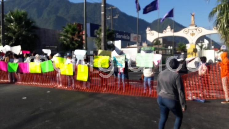 Ante la falta de pago, trabajadoras y encargados de estancias infantiles de Sedesol en la región de Orizaba. Mencionan que en todos los estados, han recibido su pago, Veracruz. Temen que llegue diciembre y no reciban su pago.  