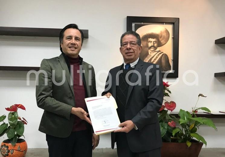 Cuitláhuac García Jiménez, gobernador electo del estado entregó la solicitud al presidente de la Mesa Directiva del Congreso, José Manuel Pozos Castros para rendir protesta desde el primer minuto del 1 de diciembre.