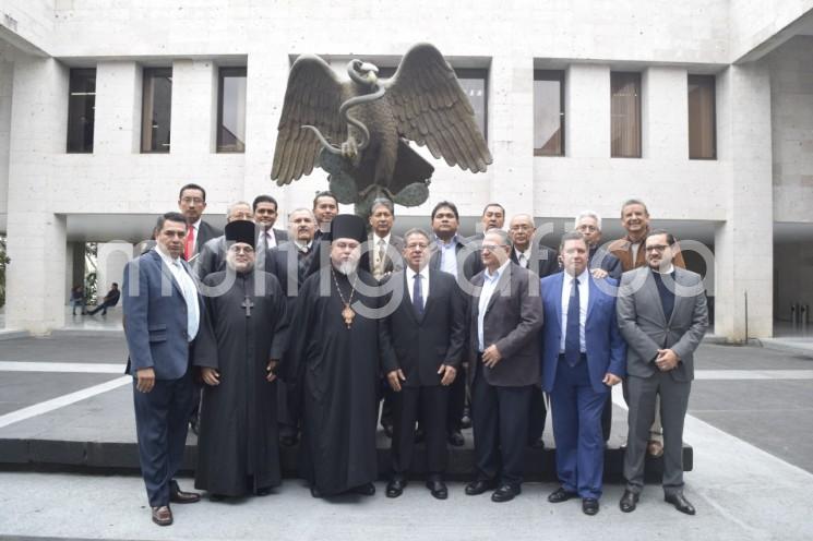 Representantes de varias filosofías religiosas visitaron y se tomaron la foto con el presidente de la mesa directiva del congreso José Manuel Castro Pozos.