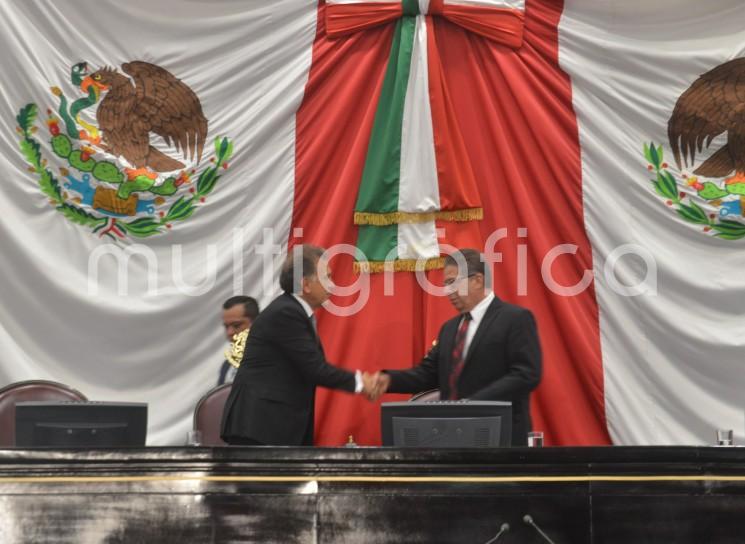 En medio de aplausos de integrantes de su gabinete y legisladores simpatizantes, el gobernador Miguel Ángel Yunes Linares presume de la reingeniería que hubo gracias a su minigobierno y de todo lo bueno que pasó durante este. 