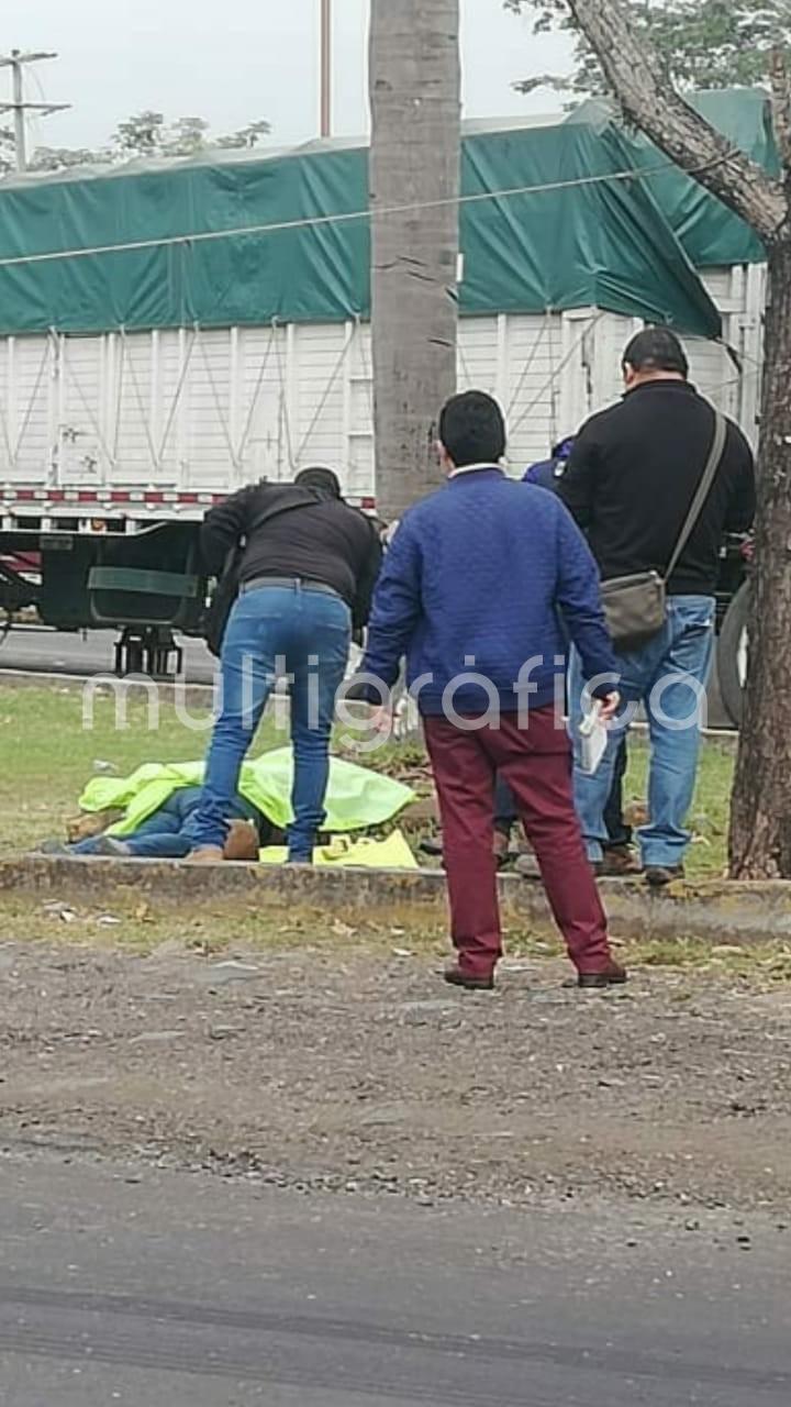 En Yanga, Ver., el cuerpo de una mujer fue localizado a un costado de la carretera federal Córdoba-Veracruz a la altura de pollos Yambo, presentaba huellas de violencia y tenia una cartulina con amenazas, policías estatales y municipales acordonaron el lugar en espera de las autoridades ministeriales. 