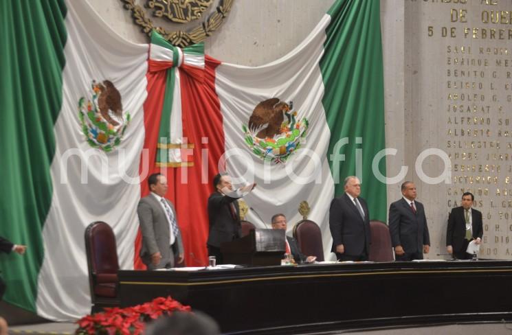 Ante la presencia de los representantes de los poderes Legislativo y Judicial, García Jiménez juró desempeñar el cargo que el pueblo le confirió cumpliendo con las leyes.