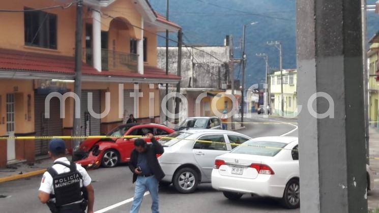 En las primeras horas de la tarde de este miércoles, sujetos armados rafaguearon en la Sur 16, de Orizaba, a tripulantes de un auto Bettle color rojo, resultando un masculino fallecido, una mujer herida y tres vehículos afectados. 