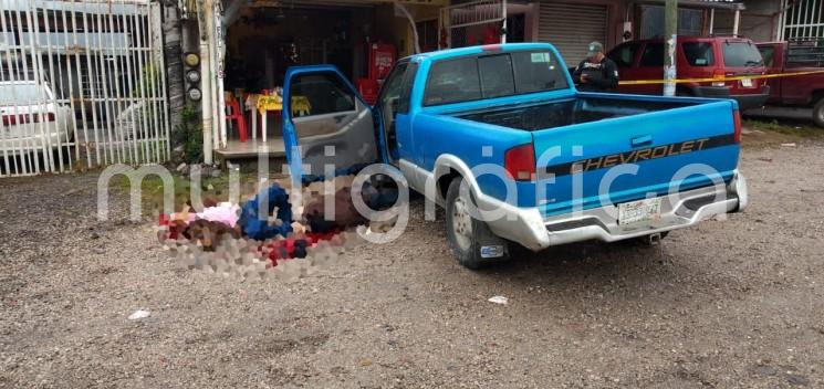 Tres personas que se encontraban afuera de una cachimba ubicada en la carretera federal a la altura de Rancho Trejo,mpio. de Amatlán, fueron baleados la mañana de este lunes por sujetos que lograron escapar; autoridades ministeriales iniciaron las diligencias.