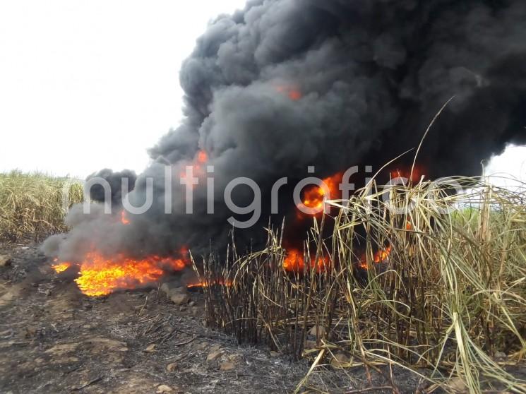 Una camioneta que transportaba combustible y dos motocicletas quedaron envueltas en llamas al incendiarse, por causas no confirmadas, cerca de una toma clandestina, entre Rancho Victoria y Río Moreno, municipio de Omealca, Ver.. 