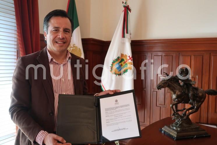 El gobernador de Veracruz, Cuitláhuac García Jiménez firmó el decreto por el cual se otorga el subsidio del cien por ciento del Impuesto Estatal sobre la Tenencia o Uso de Vehículos (IESTUV) para el ejercicio fiscal 2019. 