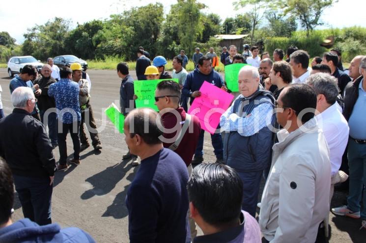 Supuestos empleados de José Abella Garcia bloquearon la aeropista con la intención de impedir el despegue del empresario Domingo Muguira quien se disponía a un viaje de negocios, el afectado indicó que procederá legalmente contra quien o quienes resulten responsables de la movilización.  