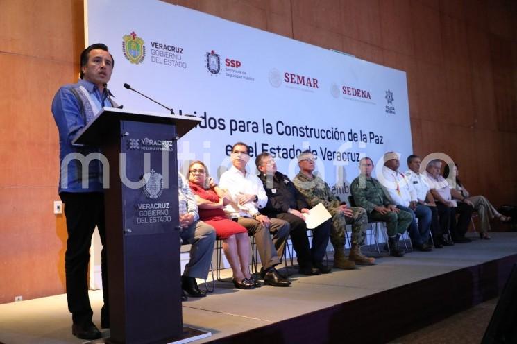 El gobernador de Veracruz, Cuitláhuac García Jiménez, anunció el primer reforzamiento de seguridad en la zona sur de la entidad, con el arranque del programa Unidos para la Construcción de la Paz, a través del cual se combatirán los delitos de alto impacto.