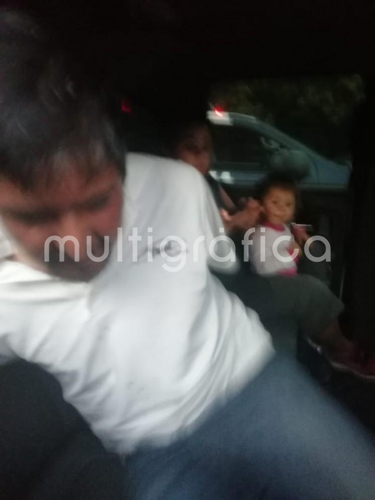 En Puente Jula fueron  detenidos abordo de un taxi de Paso de Ovejas, un hombre y una mujer, quienes en Huatusco sustrajeron de su domicilio a una menor de 3 años. La mujer argumentó ser tía de la menor. 