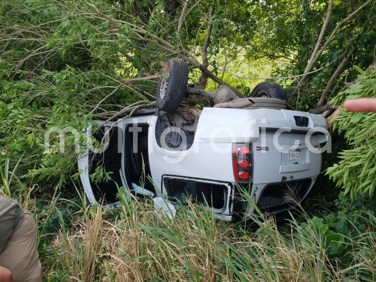 Este viernes, servidores públicos adscritos a la Secretaría de Gobierno (SEGOB), sufrieron un accidente automovilístico a la altura de Palma Sola, municipio de Alto Lucero, mientras se dirigían a la ciudad de Poza Rica, resultando ilesos. El secretario de Gobierno Eric Cisneros, no viajaba con ellos.