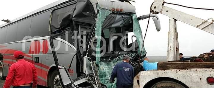 El conductor de un autobús de la línea ADO, resultó seriamente lesionado al quedar prensado dentro de su unidad luego de que chocara contra la parte trasera de un remolque en la autopista La Tinaja- Cosoleacaque entre Ciudad Isla y Cosamaloapan.