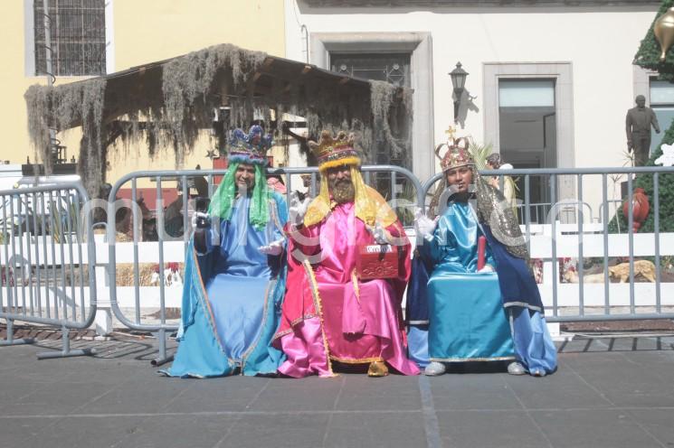 Tras 34 años de instalarse cada final de diciembre y hasta principios de enero, los Reyes Magos no pudieron instalarse este año en la Plaza Lerdo debido a que el Cabildo de Xalapa <em>prohíbe</em> actividades comerciales en ese espacio.  