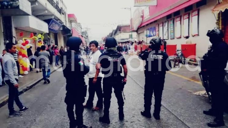 Tensos momentos se vivieron la tarde de este domingo cuando locatarios del mercado Revolución de Córdoba, Ver,. se intentaron resistir al operativo de decomiso de pirotecnia por parte de la policía y SEDENA.