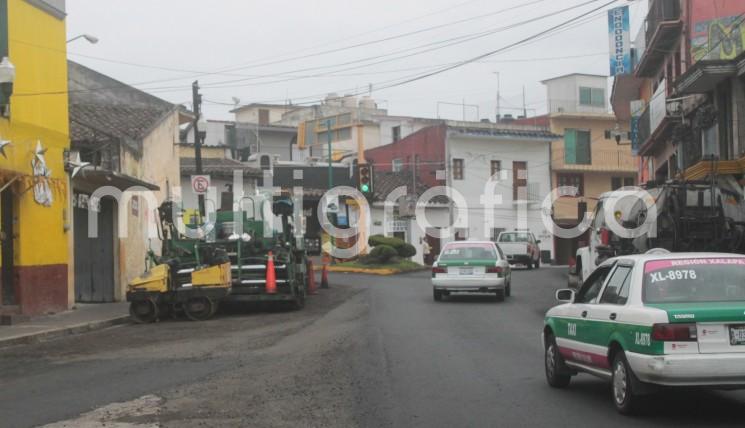 Maquinaria obstruye parte de las calles Santos Degollado y Gutiérrez Zamora. Desde el sábado pasado los trabajadores se retiraron y no han vuelto, pese a que al parecer falta el acabado final al reencarpentamiento que realizaban.
