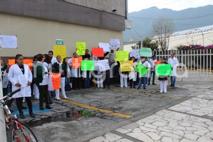 Personal del IMSS en Orizaba se manifestó por haber sido despedidos, y aunque se les ofrece recontratación, exigen que la misma sea definitiva y no temporal.  