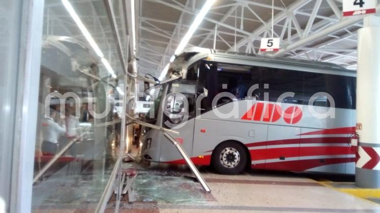 La mañana de este sábado en la ciudad de Veracruz,  un autobús de la línea ADO se estrelló contra la fachada de la terminal, justo cuando se acomodaba para que los pasajeros subieran. Al parecer el conductor aceleró y no pudo detenerse. No hubo lesionados. 