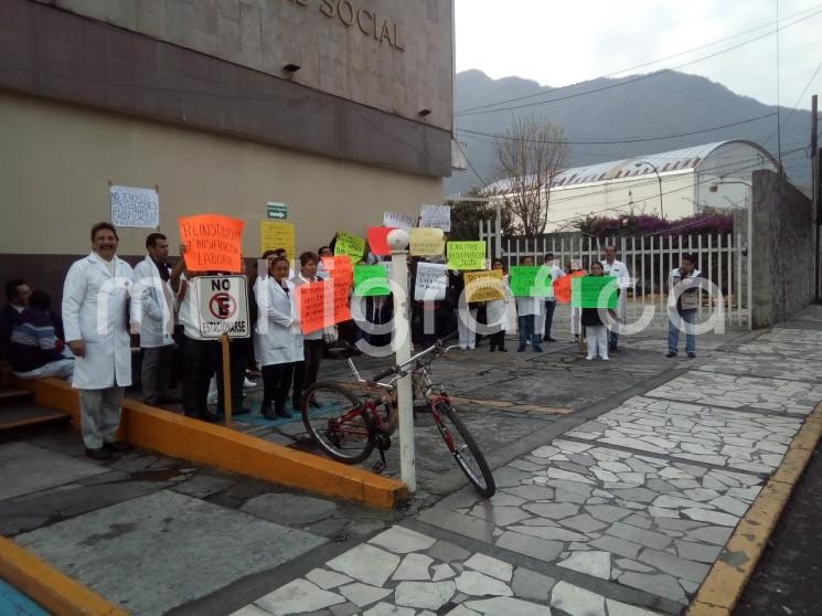 Luego de la movilización de los trabajadores despedidos el pasado 31 de diciembre del año próximo pasado por el IMSS, finalmente sostuvieron una reunión con los directivos, logrando volver a ser recontratados los 160, incluso la mayoría ya se presentaron a trabajar. 