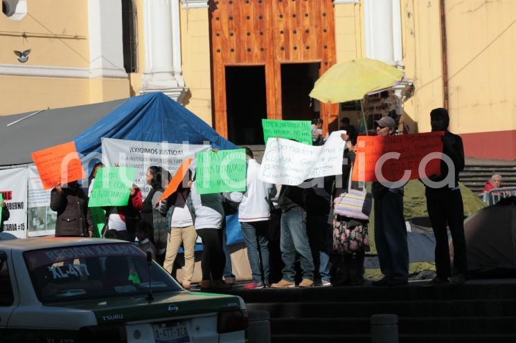 Trabajadores despedidos de la empresa INVERAFRUT, ubicada en Chavarrillo, se manifiestan esta mañana en el centro de Xalapa, pidiendo justicia pues fueron despedidos sin liquidación. Temprano incluso bloquearon la circulación provocando caos vial.  