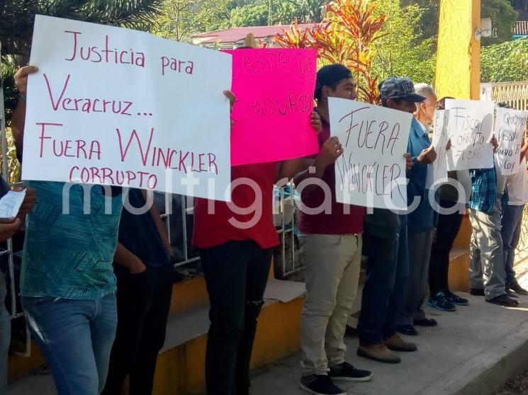 Un grupo de personas se manifestó en las oficinas de la Fiscalía Regional de Papantla para exigir la salida del cargo del fiscal General del estado, Jorge Winckler. Acusan corrupción de parte de esta dependencia que aseguran, imparte justicia al mejor postor. 