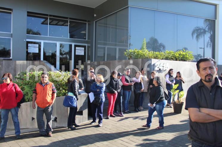 Extrabajadores del SAT se manifestaron en Córdoba este lunes en la entrada de las instalaciones de la dependencia sin dejar pasar al personal de confianza; exigen que se les pague como marca la ley o los reinstalen.  