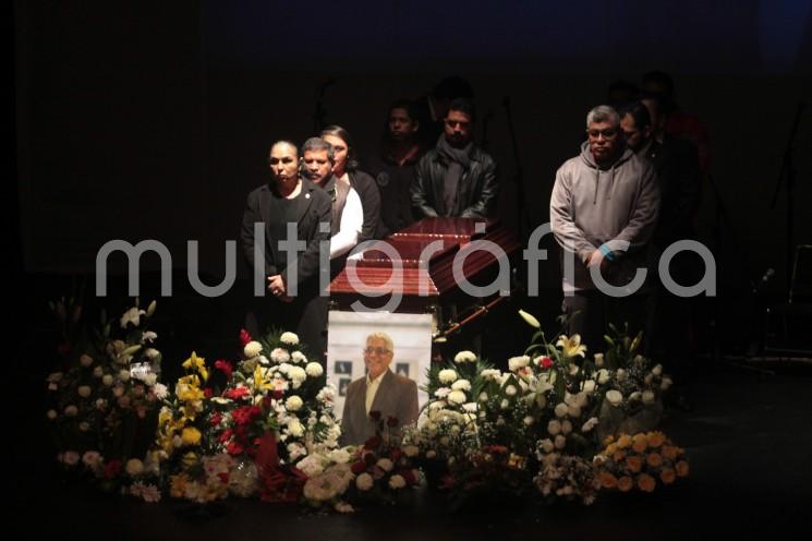 La Universidad Veracruzana (UV) realizó un homenaje de cuerpo presente al académico, actor y promotor cultural Arturo Meseguer Lima, quien fuera director general de Difusión Cultural de esta casa de estudios, fallecido el 16 de enero.  