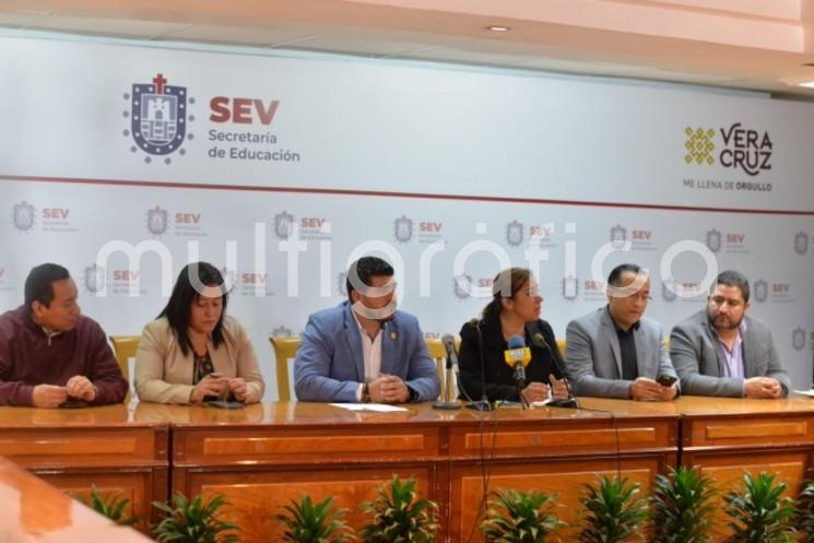 La Secretaría de Educación de Veracruz (SEV) informó que por prácticas ilegales de autoasignación durante la pasada administración, de un total de mil 055 plazas revisadas de manera exhaustiva se retuvieron 77 a personal del primer nivel de la dependencia.