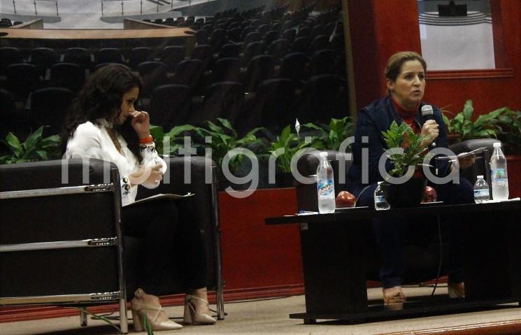 La diputada federal Martha Angélica Tagle Martínez, impartió la conferencia Los retos y desafíos de la paridad de género en la política mexicana, este viernes, en el auditorio Sebastián Lerdo de Tejada del Congreso de Veracruz. 