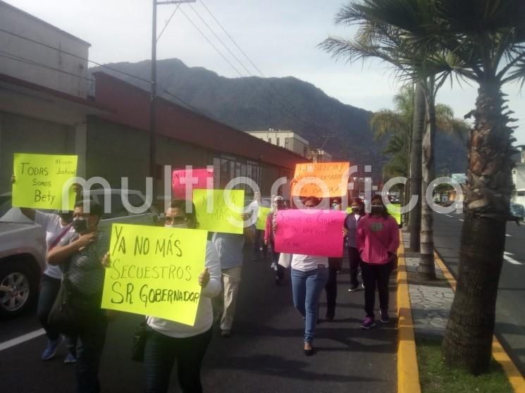  La mañana de hoy, enfermeros, enfermeras, familiares y amigos de Beatriz Vázquez Osorio, marcharon en Orizaba para exigir justicia, además de exigir mayor seguridad.