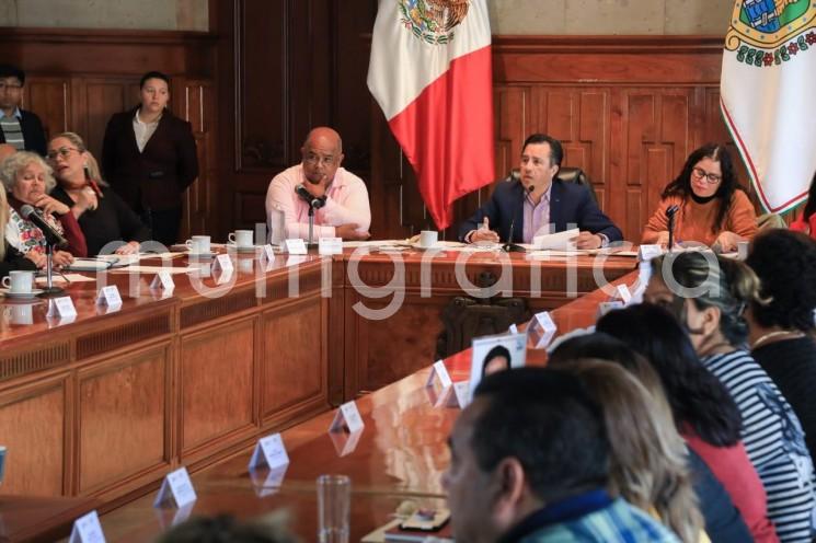  El gobernador Cuitláhuac García Jiménez encabezó la Séptima Mesa de Trabajo con Colectivos de familiares de desaparecidos, el Consejo Ciudadano de Seguimiento a la Problemática de Desaparición de Personas en el Estado, Patricia Rosalinda Trujillo Mariel, titular de la División Científica de la Policía Federal; y las diputadas federal y local, Dorheny Cayetano García y Rosalinda Galindo Silva, respectivamente.