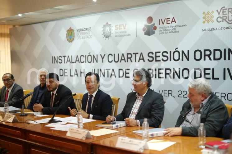 El gobernador Cuitláhuac García Jiménez informó que durante el Proceso de Entrega-Recepción se detectó que el Instituto Veracruzano de Educación para los Adultos (IVEA), fue utilizado para acomodar operadores políticos y aviadores.