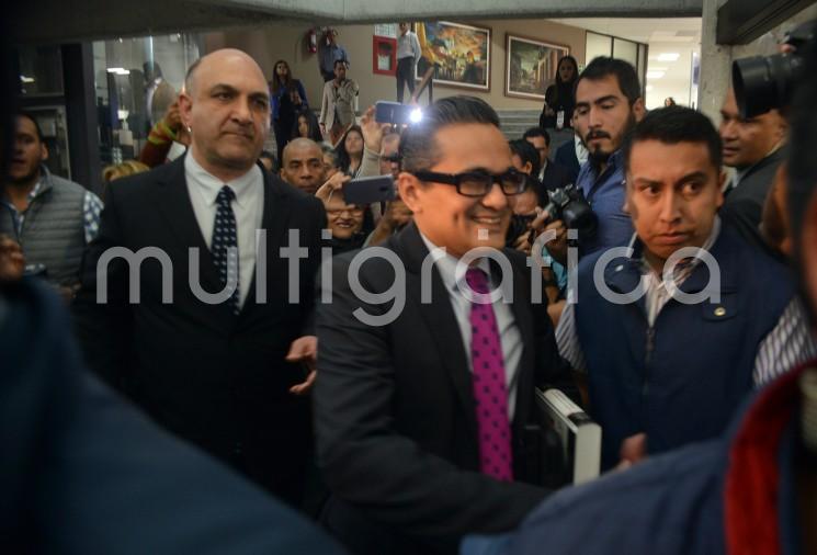 Sonriente, tranquilo y confiado en la legislatura, aunque no del todo, se dijo el fiscal Jorge Winckler al arribar al Congreso del Estado para el desahogo de pruebas por una de las solicitudes de juicio político presentadas en su contra. 