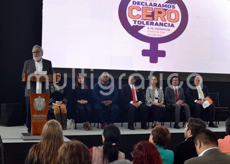 El gobernador Cuitláhuac García Jiménez presentó la estrategia integral Cero Tolerancia a la Violencia contra las Mujeres y las Niñas en Veracruz junto con la representante del Alto Comisionado de la Organización de las Naciones Unidas (ONU) para los Derechos Humanos, Nira Cárdenas Oliva; y el subsecretario de Derechos Humanos, Población y Migración de la Secretaría de Gobernación (SEGOB), Alejandro Encinas Rodríguez. 