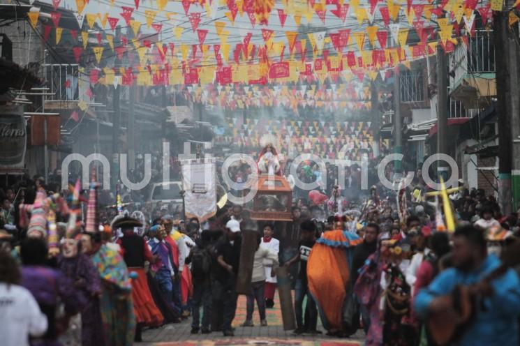 Sobre la colorida alfombra de aserrín la imagen del Santo Entierro recorre la calle principal de Teocelo, Ver. mientras a su alrededor los devotos danzan en agradecimiento a su patrono, por la protección de su pueblo y su gente. 